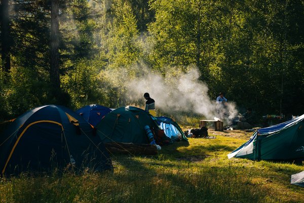 Comment organiser un camping pour une expédition de randonnée dans les montagnes du Népal?